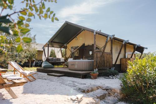 Adriatic Heritage Glamping No2 with Jacuzzi in Donje Selo na Šolti