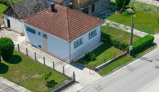 Alba House Bihac - Cozy 2-bedroom house in delightful Bihać with AC in Bihać