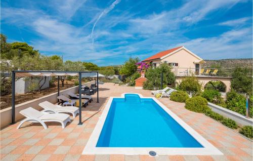 Amazing Home In Milna in Milna