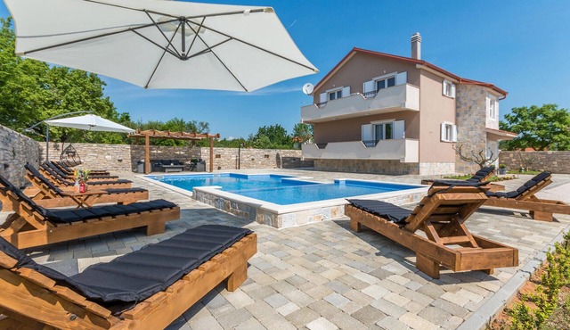 Amazing home in Perusic Donji in Perusic Donji