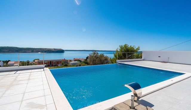 Amazing home in Razanac
