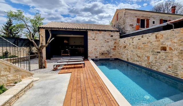 Amazing home in Tinjan