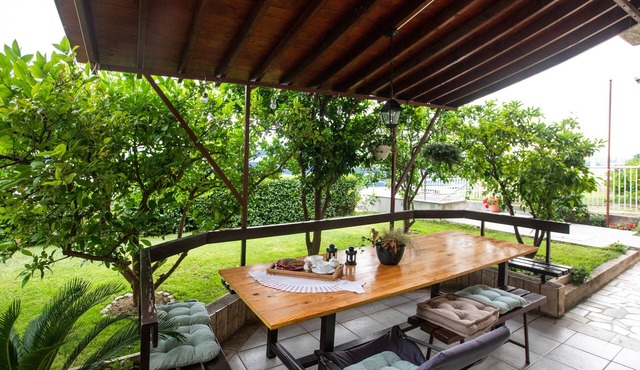 Ana's spacious place, accommodating 4+2 in two bedrooms in Solin