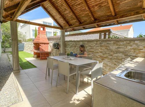 ANESA - Apartment Baska mit Privatterrasse, Laube und Grill sowie große Poolarea
