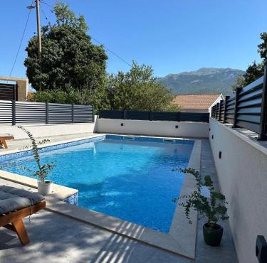 Apartman Ivan with pool in Zagvozd