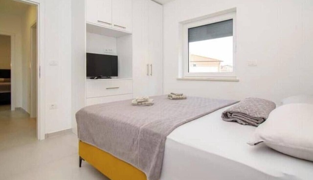Apartment Alisa, Liznjan: A modern apartment with a sea view