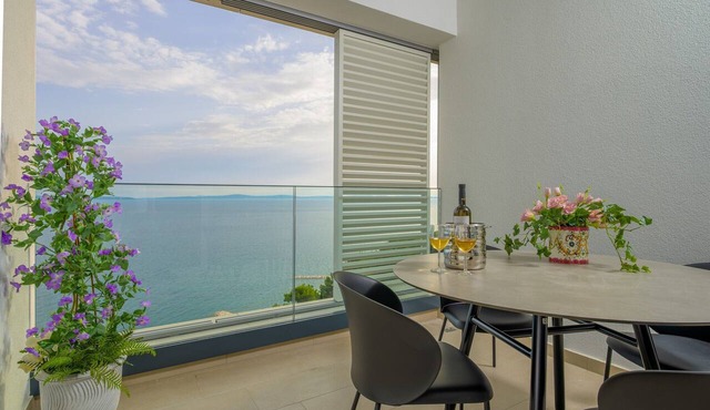Apartment 'Blue Horizon' with Balcony, Wi-Fi and Air Conditioning