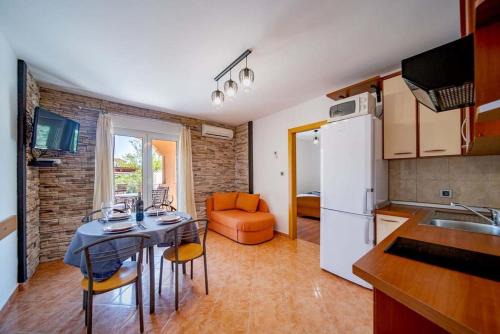Apartment in Lopar with Balcony, Air condition, WIFI (4738-5)