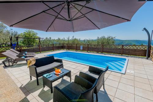 Apartment Jadranka with Private Pool & Valley View in Green Istria