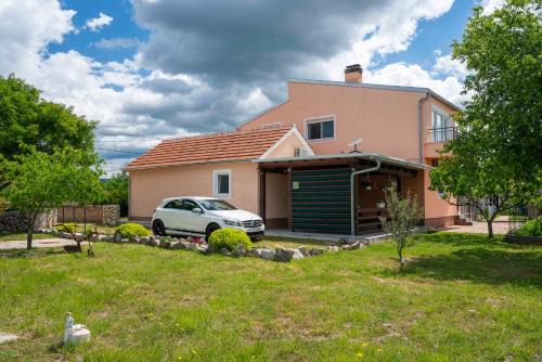 Apartment Martin-near Krka National park - terrace, free parking, nature stay in Kaočine