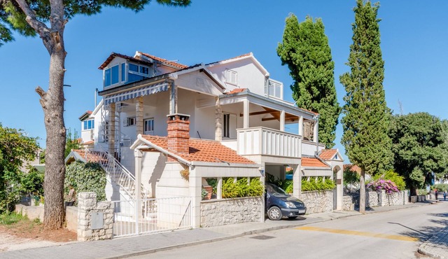 Apartment Mia - Three Bedroom Apartment with Sea View and Terrace in Mirca