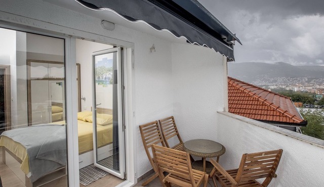 Apartment Mia - Two Bedroom Apartment with Balcony in Split