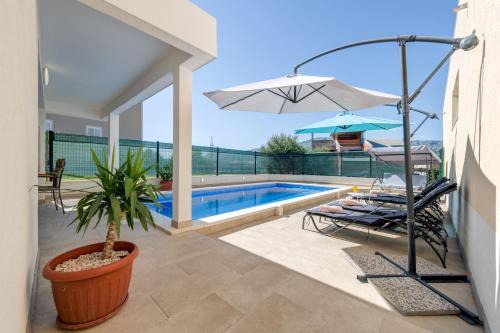 Apartment Renata + PRIVATE swimming pool in SPLIT in Split