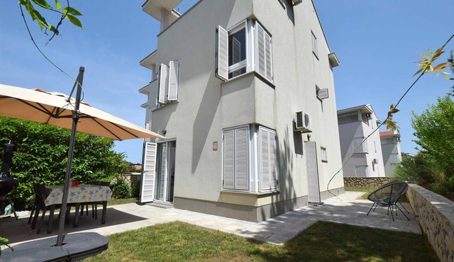 Apartment Rosemary with three bedrooms in Malinska