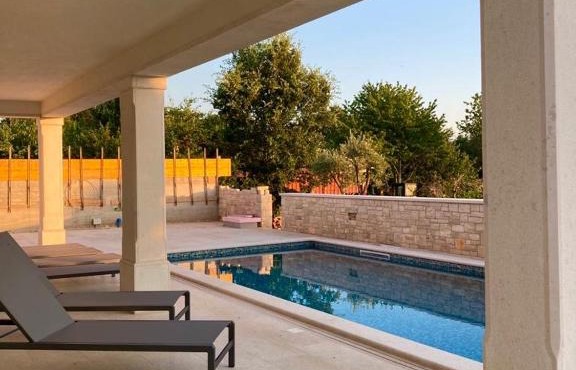 Apartment Svila 2 with swimming pool in Donji Babići