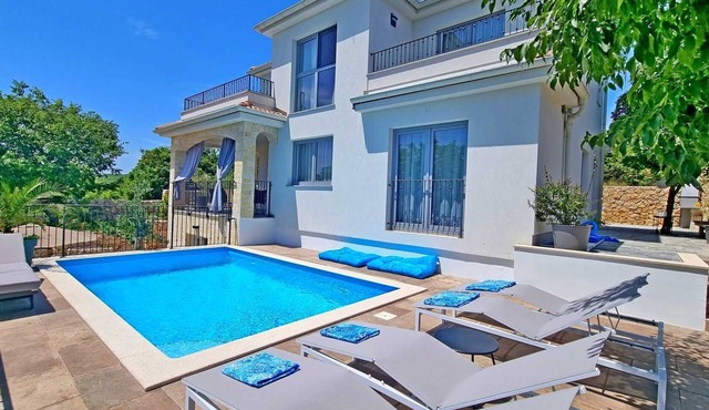 Apartment VIKTORIJA with private pool in Čižići
