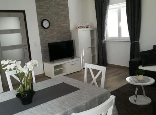 Apartment Villa Bijele Stijene - Two Bedroom Apartment with Terrace and Sea View in Karlobag