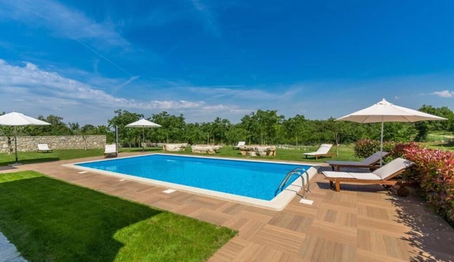 Apartment with pool, 6 persons, 6 km from Poreč, near the restaurant Daniela.