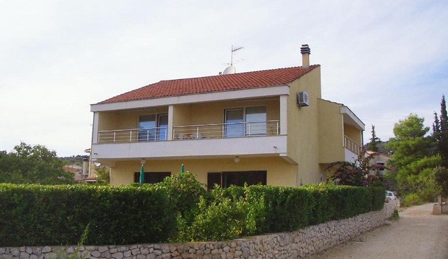 Apartments by the sea Vinisce, Trogir - 5229 in Vinišće