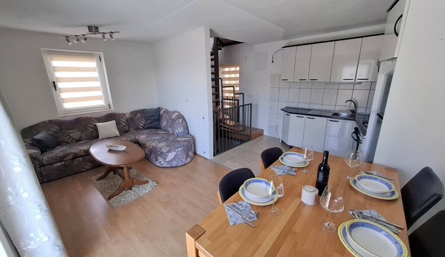 Apartments Kastilac with sea view in Kastel Gomilica