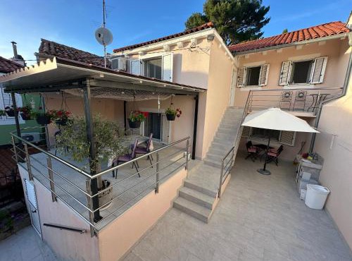 Apartments Ljubica - quiet location, free parking, terrace, 7 min from Rovenska Beach