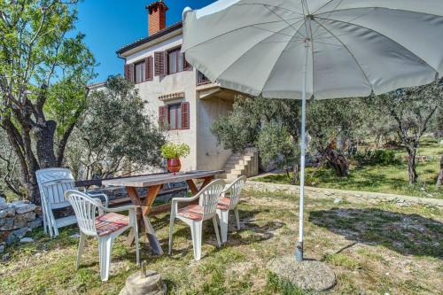 Apartments Martinscica 2240 in Martinšćica