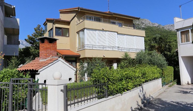 Apartments with a parking space Zrnovnica, Split - 9493 in Žrnovnica