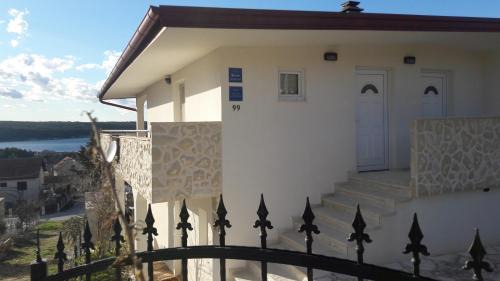 Apartments with parking space Gornji Karin, Novigrad - 16610 in Gornji Karin