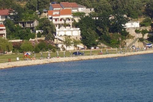 Apartments with parking space Lopar, Rab - 16389