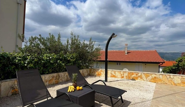 Apt Tina, Modern, 2 bedrooms, Outdoor Space & BBQ, close to beach in Mastrinka