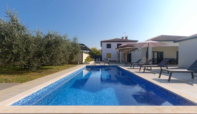 Attractive Modern 4 Bedroom Villa with Pool for up to 9 Guests