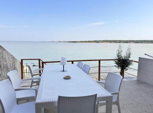 Aussergewöhnlicher Ferienunterkunft direkt am Meer bei Novigrad in Dajla