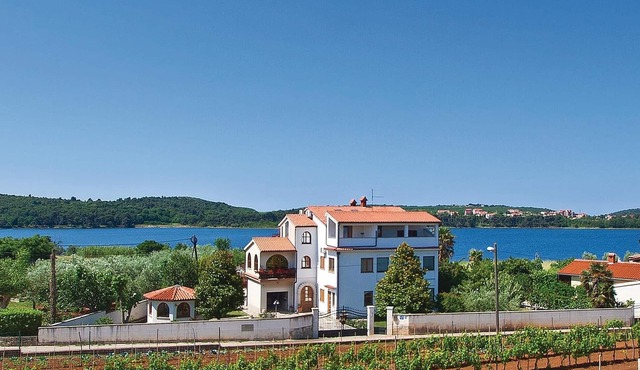 Awesome apartment in Pula with house sea view in Pula