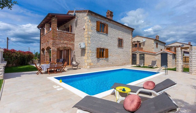 Awesome home in Cabrunici
