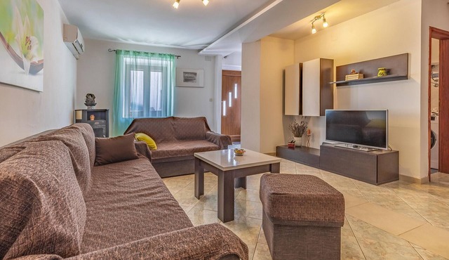 Awesome home in Kavran with WiFi