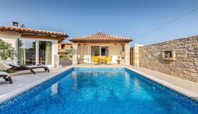 Awesome home in Klimni