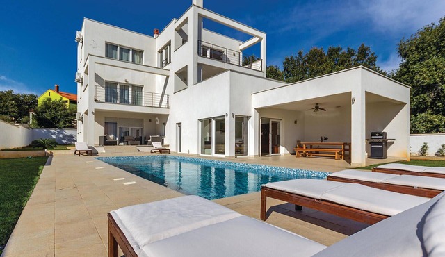 Awesome home in Liznjan