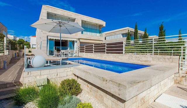 Awesome home in Petrcane