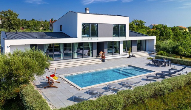 Awesome home in Rakalj
