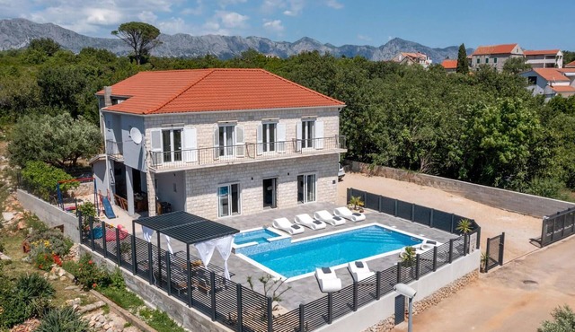 Awesome home in Sucuraj in Sucuraj