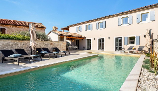 Awesome home in Tinjan