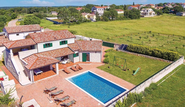 Awesome home in Valtura