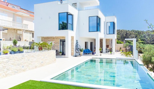 Bay Diamond Villa with heated pool and sauna in Novalja