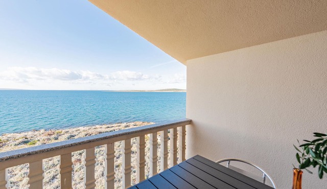 Beach front apartment in Kosljun with WiFi