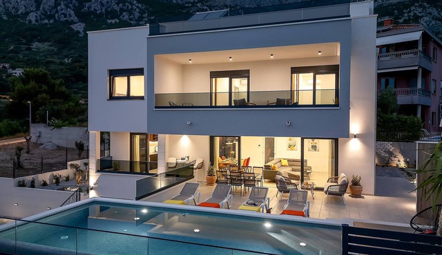 Beach front home in Veliko Brdo in Veliko Brdo