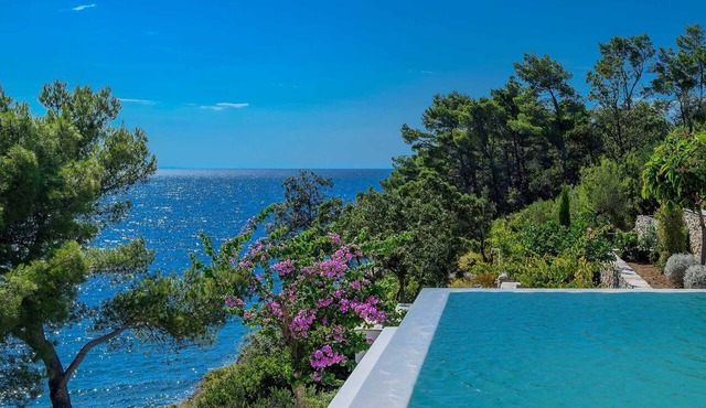 Beachfront Villa Crystal Bay with Pool in Čara