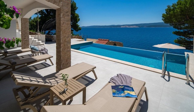 Beachfront Villa Nino, 5 bedroom villa with heated pool in Stanići in Stanići