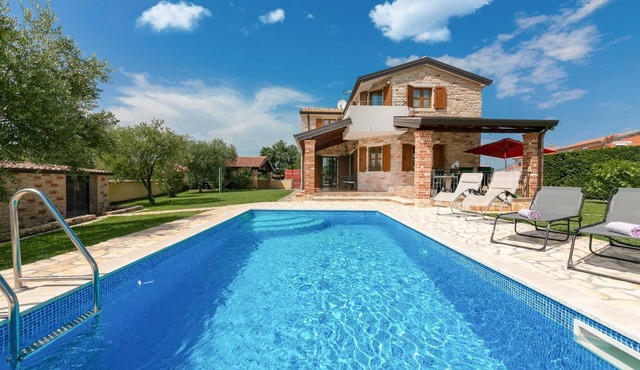 Beautiful 4-BR villa with saltwater pool surrounded by nature