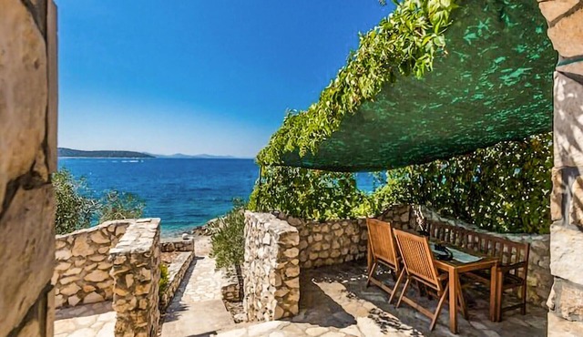 Beautiful and authentic vacation home with panoramic views of the sea. in Tkon
