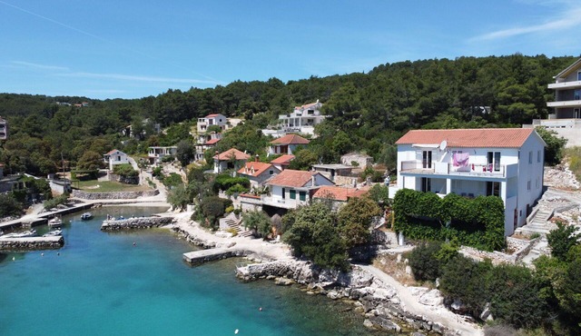 Beautiful apartment for 5 people with WIFI, TV, balcony and pets allowed in Basina
